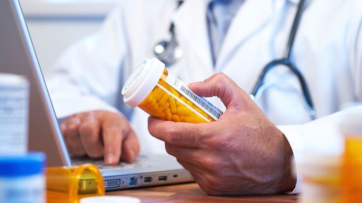 Lékař předepisuje lék na prostatitidu